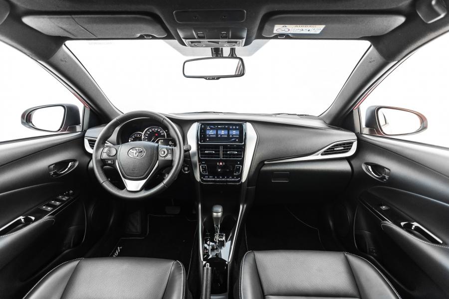 Торпедо Toyota Yaris XLS Hatchback 2018 года  (LA) (фото 24 из 30)